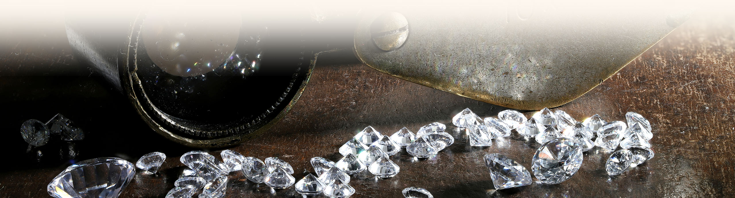 Diamanten werden analysiert, man sieht verschiedene Qualitätsstufen